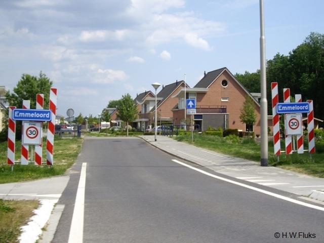 Plaatsnaambord van Emmeloord in woonwijk